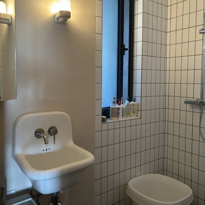 Wall-mounted ceramic washbasin