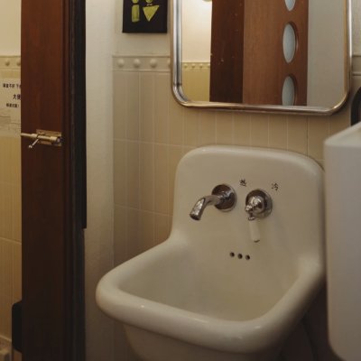 Wall-mounted ceramic washbasin