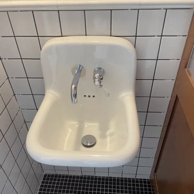 Wall-mounted ceramic washbasin