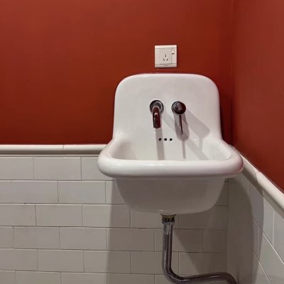 Wall-mounted ceramic washbasin