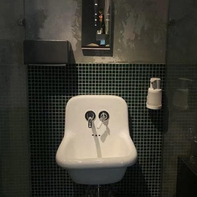 Wall-mounted ceramic washbasin