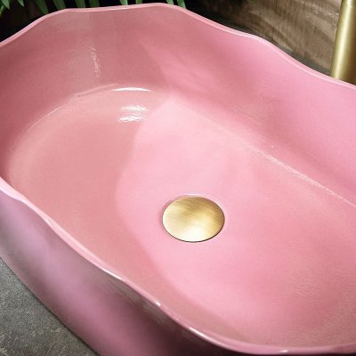A single-bowl countertop washbasin