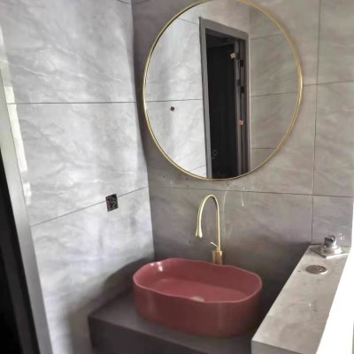 A single-bowl countertop washbasin