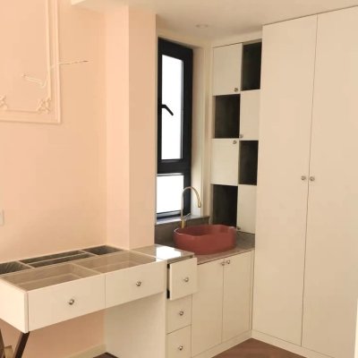 A single-bowl countertop washbasin
