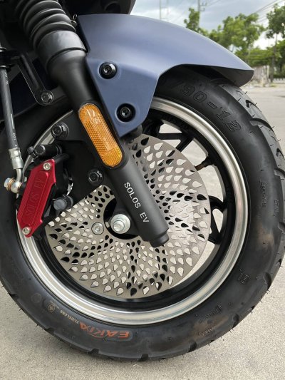 solos_N17_3500w_80km_speed_100km_distance_blue_front_wheel_view