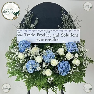 พวงหรีดมาลาทรงครึ่งวงกลม ดอกไม้สดโทนฟ้าขาว ร้านพวงหรีดเติมบุญ ส่งพวงหรีดกรุงเทพฟรี