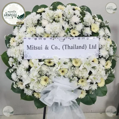 พวงหรีดดอกไม้สดโทนสีขาวประดับดอกไม้สีเหลืองอ่อนละมุน ร้านพวงหรีด บริการจัดส่งพวงหรีดกรุงเทพ