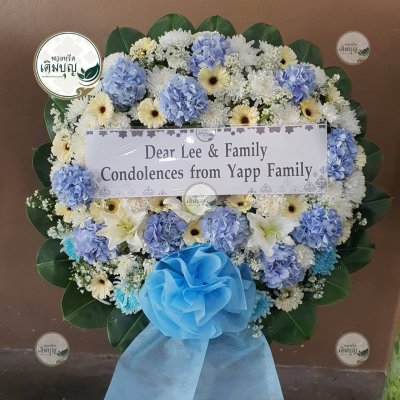 พวงหรีดดอกไม้สด โทนสีฟ้า-ขาว-เหลือง จาก Yapp Family - ร้านพวงหรีดเติมบุญ