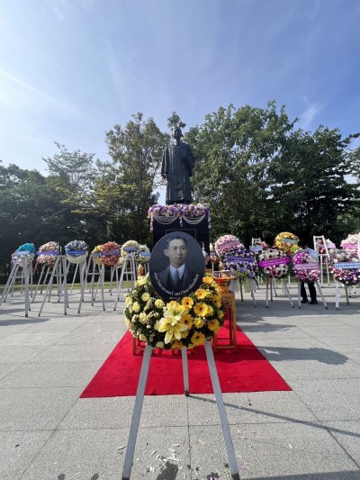 พวงมาลาสถาบันการศึกษา หรือหน่วยงานต่างๆ