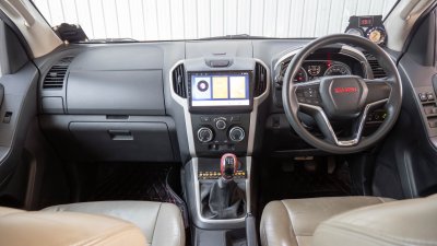 ISUZU MU-X 1.9 (CD) ปี 2017 สีดำ เกียร์ธรรมดา โฉม ปี13-20