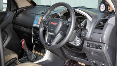 ISUZU MU-X 1.9 (CD) ปี 2017 สีดำ เกียร์ธรรมดา โฉม ปี13-20