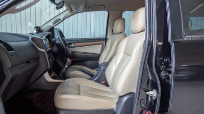 ISUZU MU-X 1.9 (CD) ปี 2017 สีดำ เกียร์ธรรมดา โฉม ปี13-20