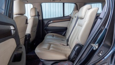 ISUZU MU-X 1.9 (CD) ปี 2017 สีดำ เกียร์ธรรมดา โฉม ปี13-20