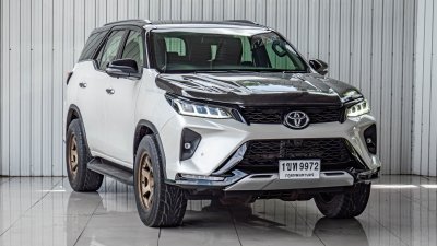 TOYOTA FORTUNER, 2.4 LEGENDER BLACK TOP ปี 2020 สีขาว ดำ โฉม ปี15-ปัจจุบัน