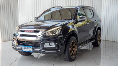 ISUZU MU-X 1.9 (CD) ปี 2017 สีดำ เกียร์ธรรมดา โฉม ปี13-20