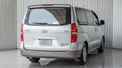 HYUNDAI H1, DELUXE ปี 2011 สีเทา ATโฉม ปี08-18