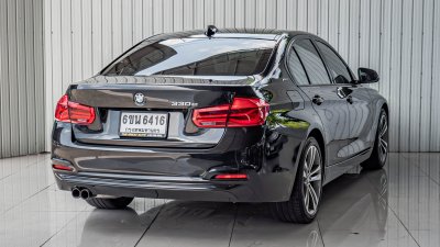 BMW SERIES 3, 330e sport ปี 2018 โฉม F30 ปี12-20 สีดำ เกียร์ Auto เครื่องยนต์ เบนซิน + ไฟฟ้า เลขไมล์เพียง 158,286 Km.