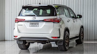 TOYOTA FORTUNER, 2.4 LEGENDER BLACK TOP ปี 2020 สีขาว ดำ โฉม ปี15-ปัจจุบัน