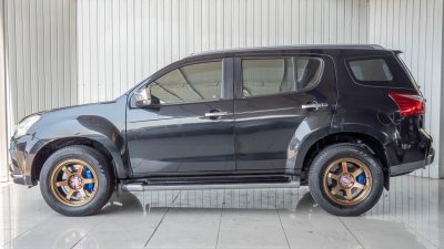 ISUZU MU-X 1.9 (CD) ปี 2017 สีดำ เกียร์ธรรมดา โฉม ปี13-20