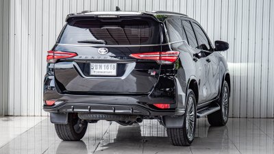 TOYOTA FORTUNER, 2.8 GR SPORT 4WD ปี 2024 สีดำ  โฉม ปี15-ปัจจุบัน