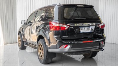 ISUZU MU-X 1.9 (CD) ปี 2017 สีดำ เกียร์ธรรมดา โฉม ปี13-20
