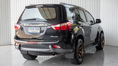ISUZU MU-X 1.9 (CD) ปี 2017 สีดำ เกียร์ธรรมดา โฉม ปี13-20