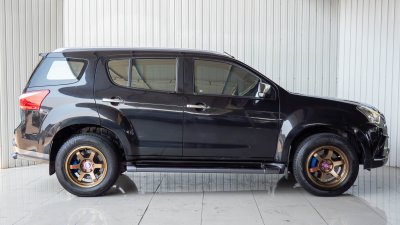 ISUZU MU-X 1.9 (CD) ปี 2017 สีดำ เกียร์ธรรมดา โฉม ปี13-20