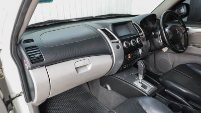 MITSUBISHI PAJERO, SPORT 2.5 GT เกียร์AT ปี 2013 สีขาว โฉม ปี08-15