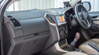 ISUZU MU-X 1.9 (CD) ปี 2017 สีดำ เกียร์ธรรมดา โฉม ปี13-20