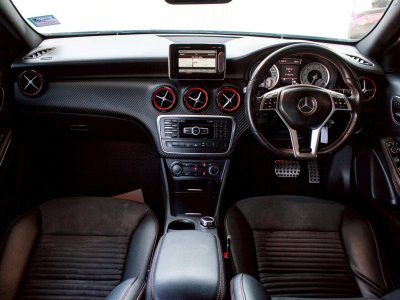 Benz A250 AMG Sport 2.0 W176 Sport Hatchback ปี 2013 โฉม ปี 12-19 สีขาว เครื่องยนต์ เบนซิน เกียร์ AUTO ไมล์ 174,377 km.