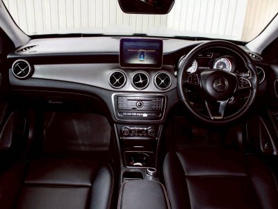 BENZ GLA-CLASS 200 ปี 2017 โฉม W156 ปี14-20 สีเทา เครื่องยนต์ เบนซิน เกียร์AUTO ไมล์ 116,496 km.