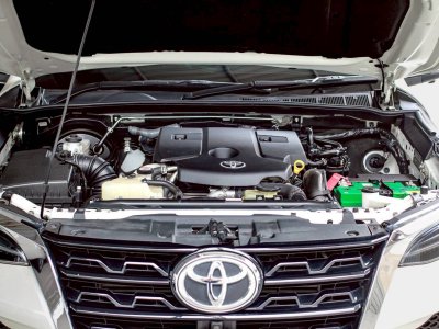 TOYOTA  FORTUNER, 2.4 V 4WD LEADER ปี 2022 โฉม ปี15-ปัจจุบัน เครื่องดีเซล เกียร์ Auto สีขาว 7 ที่นั่ง ไมล์แท้เพียง 54,829 km.