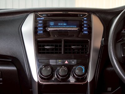 TOYOTA YARIS ATIV, 1.2 ENTRY ปี 2019 โฉม ปี17-22เกียร์ **Auto รถบ้านประหยัดน้ำมัน เบนซิน สีขาว ไมล์เพียง 84,662 km.