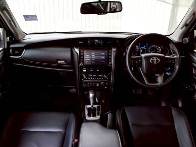 TOYOTA  FORTUNER, 2.4 V 4WD LEADER ปี 2022 โฉม ปี15-ปัจจุบัน เครื่องดีเซล เกียร์ Auto สีขาว 7 ที่นั่ง ไมล์แท้เพียง 54,829 km.