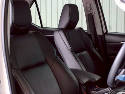 TOYOTA  FORTUNER, 2.4 V 4WD LEADER ปี 2022 โฉม ปี15-ปัจจุบัน เครื่องดีเซล เกียร์ Auto สีขาว 7 ที่นั่ง ไมล์แท้เพียง 54,829 km.