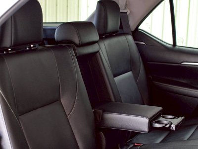 TOYOTA  FORTUNER, 2.4 V 4WD LEADER ปี 2022 โฉม ปี15-ปัจจุบัน เครื่องดีเซล เกียร์ Auto สีขาว 7 ที่นั่ง ไมล์แท้เพียง 54,829 km.