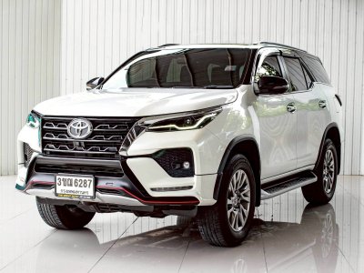 TOYOTA  FORTUNER, 2.4 V 4WD LEADER ปี 2022 โฉม ปี15-ปัจจุบัน เครื่องดีเซล เกียร์ Auto สีขาว 7 ที่นั่ง ไมล์แท้เพียง 54,829 km.