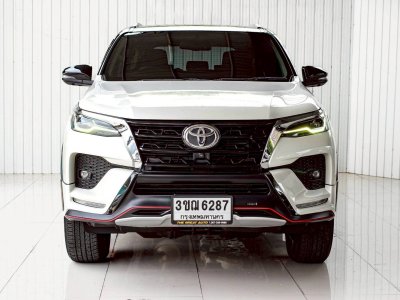 TOYOTA  FORTUNER, 2.4 V 4WD LEADER ปี 2022 โฉม ปี15-ปัจจุบัน เครื่องดีเซล เกียร์ Auto สีขาว 7 ที่นั่ง ไมล์แท้เพียง 54,829 km.