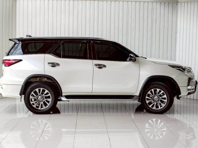 TOYOTA  FORTUNER, 2.4 V 4WD LEADER ปี 2022 โฉม ปี15-ปัจจุบัน เครื่องดีเซล เกียร์ Auto สีขาว 7 ที่นั่ง ไมล์แท้เพียง 54,829 km.