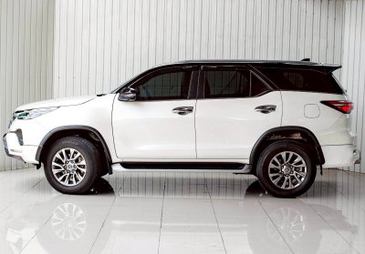TOYOTA  FORTUNER, 2.4 V 4WD LEADER ปี 2022 โฉม ปี15-ปัจจุบัน เครื่องดีเซล เกียร์ Auto สีขาว 7 ที่นั่ง ไมล์แท้เพียง 54,829 km.