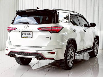TOYOTA  FORTUNER, 2.4 V 4WD LEADER ปี 2022 โฉม ปี15-ปัจจุบัน เครื่องดีเซล เกียร์ Auto สีขาว 7 ที่นั่ง ไมล์แท้เพียง 54,829 km.