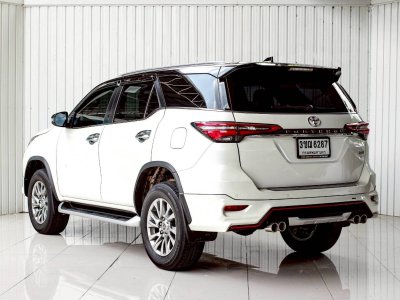 TOYOTA  FORTUNER, 2.4 V 4WD LEADER ปี 2022 โฉม ปี15-ปัจจุบัน เครื่องดีเซล เกียร์ Auto สีขาว 7 ที่นั่ง ไมล์แท้เพียง 54,829 km.