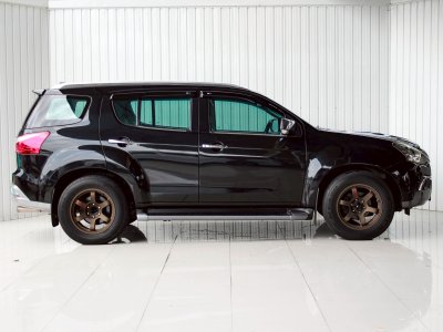 ISUZU MU-X, 3.0 4WD (DVD Navi) ปี 2017 (VAT) โฉม ปี13-20 เกียร์ AUTO สีดำ ดีเซล ไมล์เพียง 175,634 km.