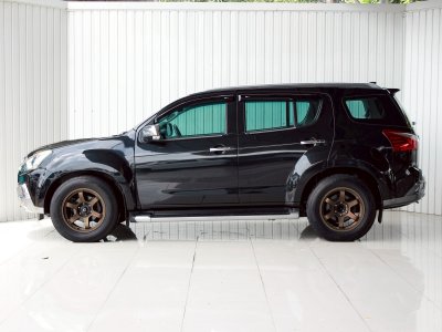 ISUZU MU-X, 3.0 4WD (DVD Navi) ปี 2017 (VAT) โฉม ปี13-20 เกียร์ AUTO สีดำ ดีเซล ไมล์เพียง 175,634 km.