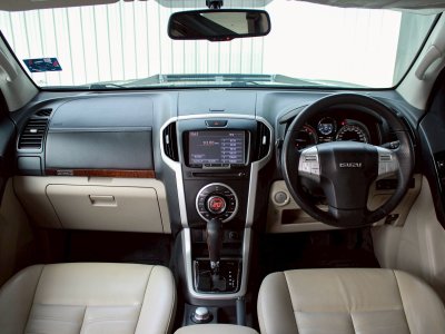 ISUZU MU-X, 3.0 4WD (DVD Navi) ปี 2017 (VAT) โฉม ปี13-20 เกียร์ AUTO สีดำ ดีเซล ไมล์เพียง 175,634 km.