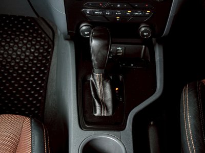 FORD RANGER, 2.2 WILDTRAK ปี 2015 โฉม HI-RIDER DOUBLE CAB ไมเนอร์เช้น สีเทา เกียร์ Auto เครื่องยนต์ ดีเซล ไมล์แท้ 275,xxx