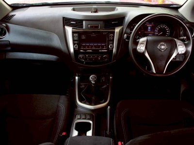 NISSAN NAVARA,NP300 2.5 EL KING CAB CALIBRE ปี 2020 (VAT.) โฉม CALIBRE KING CAB เกียร์ ธรรมดา ดีเซล สี แดง ไมล์เพียง 63,285 km.