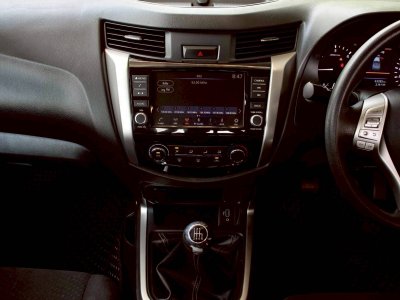 NISSAN NAVARA,NP300 2.5 EL KING CAB CALIBRE ปี 2020 (VAT.) โฉม CALIBRE KING CAB เกียร์ ธรรมดา ดีเซล สี แดง ไมล์เพียง 63,285 km.