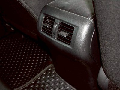 NISSAN NAVARA,NP300 2.5 EL KING CAB CALIBRE ปี 2020 (VAT.) โฉม CALIBRE KING CAB เกียร์ ธรรมดา ดีเซล สี แดง ไมล์เพียง 63,285 km.