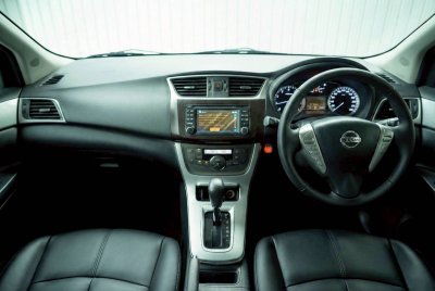 NISSAN PULSAR, 1.8 V ปี 2013 สีเทา โฉม ปี12-ปัจจุบัน